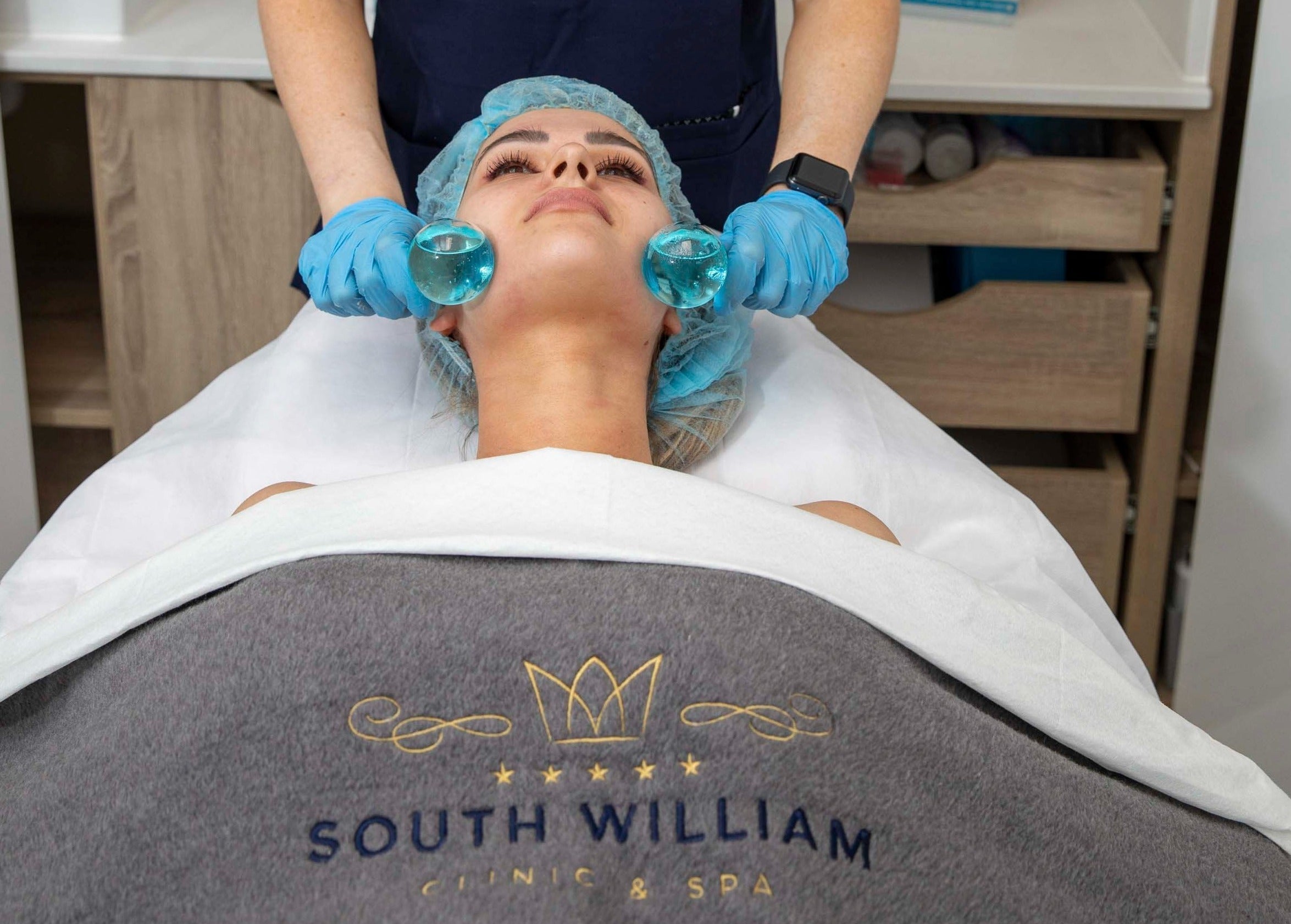 iS Clinical Fire & Ice Luxury Facial with LED Light Therapy 50-Mins course of 4 (save €371)